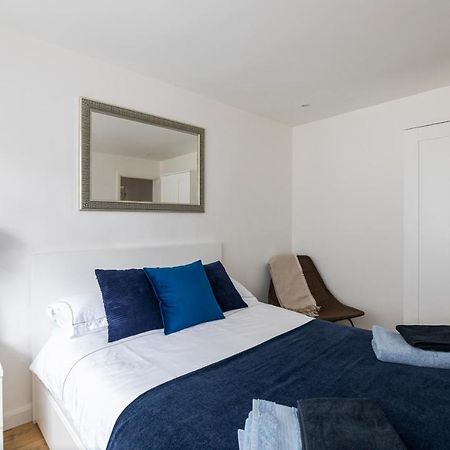 Gorgeous Modern Apartment Near Redhill Station Inc Private Garden & Parking Exterior photo