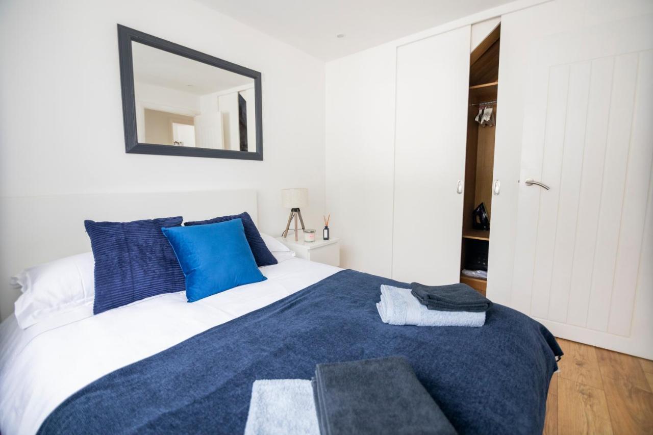 Gorgeous Modern Apartment Near Redhill Station Inc Private Garden & Parking Exterior photo