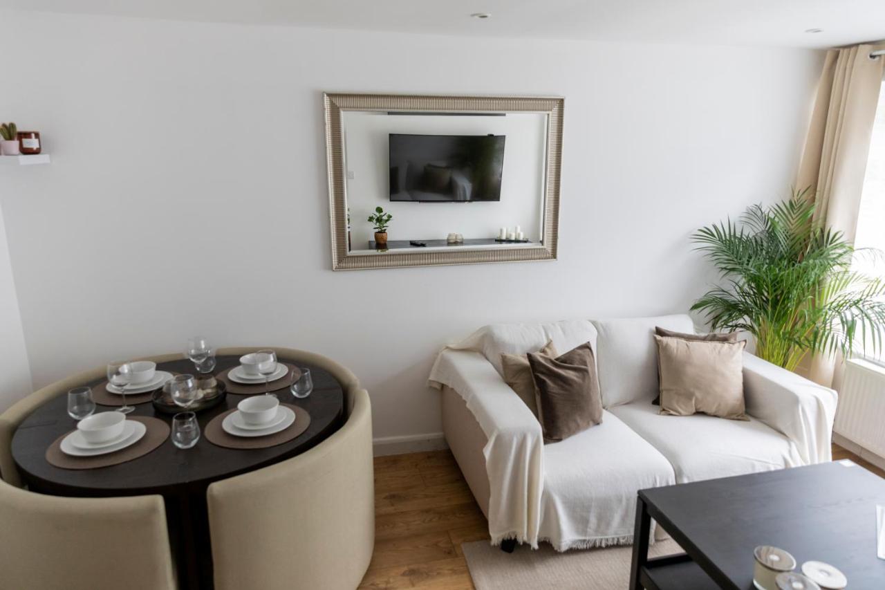 Gorgeous Modern Apartment Near Redhill Station Inc Private Garden & Parking Exterior photo