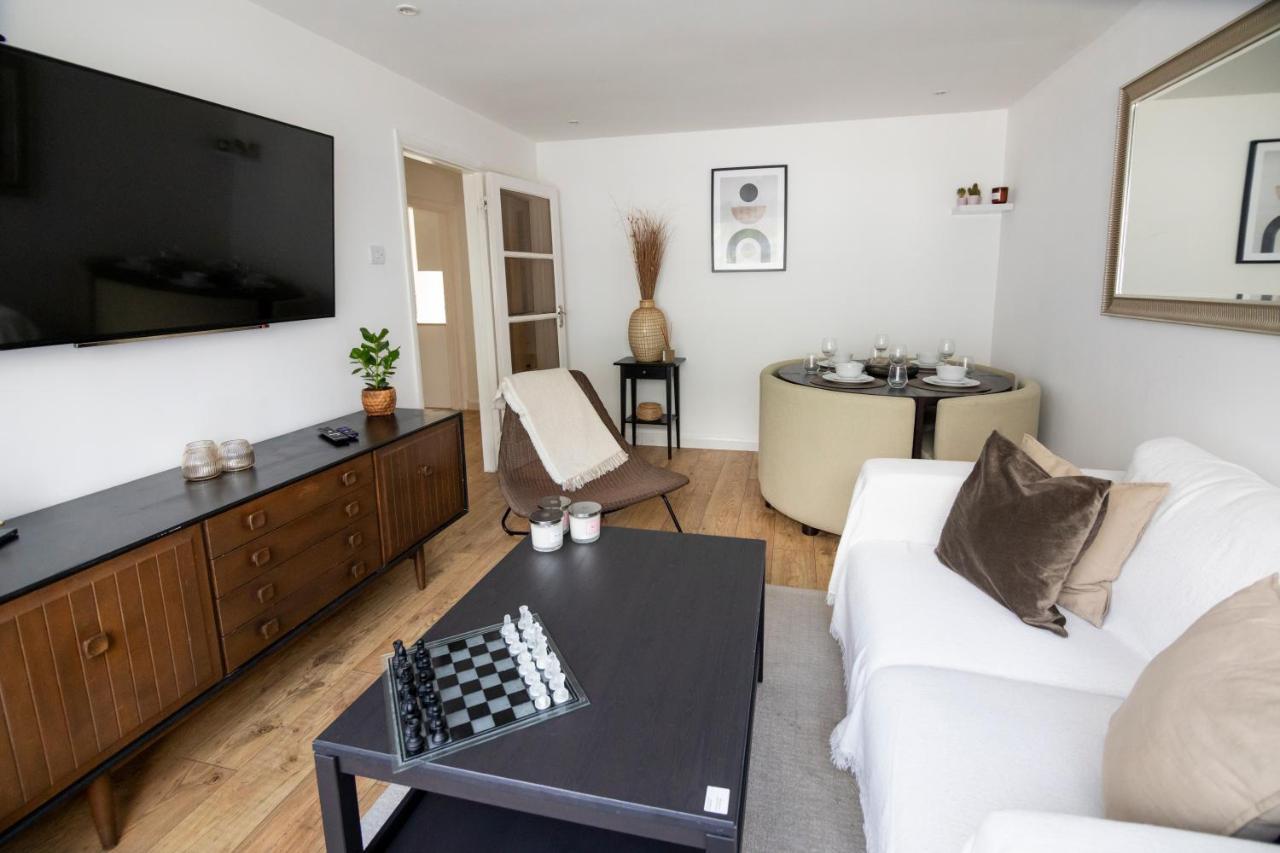 Gorgeous Modern Apartment Near Redhill Station Inc Private Garden & Parking Exterior photo