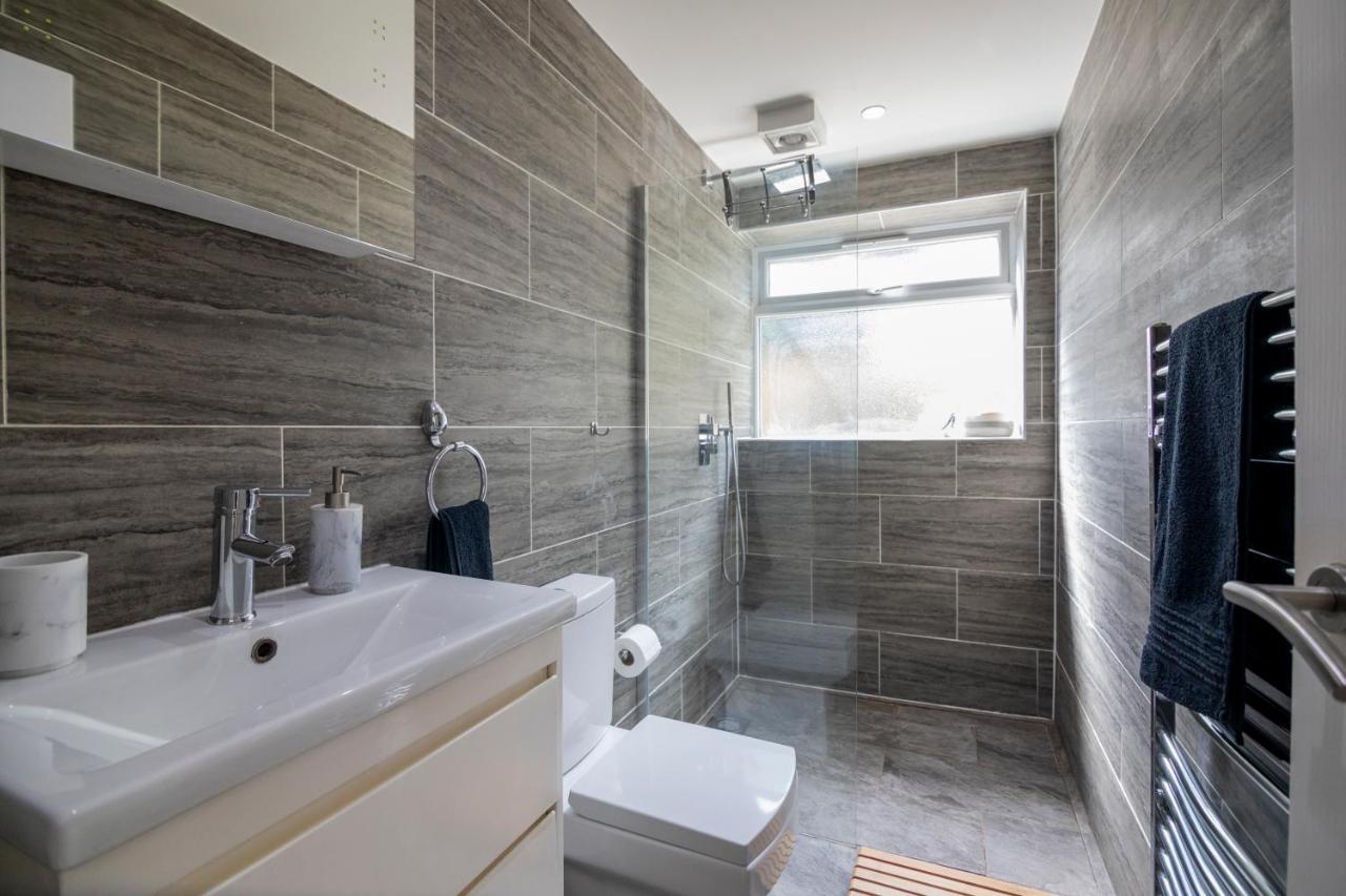Gorgeous Modern Apartment Near Redhill Station Inc Private Garden & Parking Exterior photo