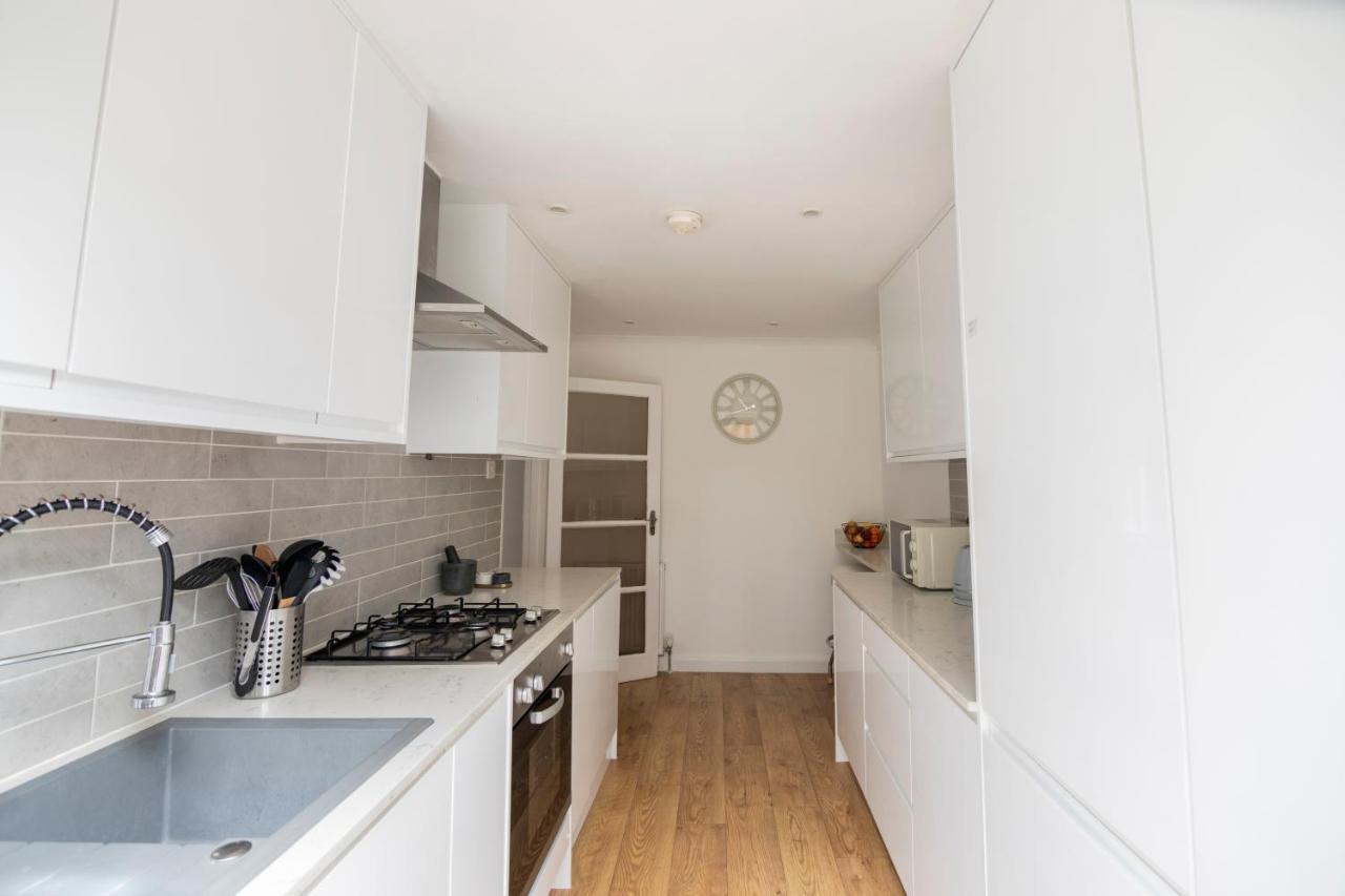 Gorgeous Modern Apartment Near Redhill Station Inc Private Garden & Parking Exterior photo