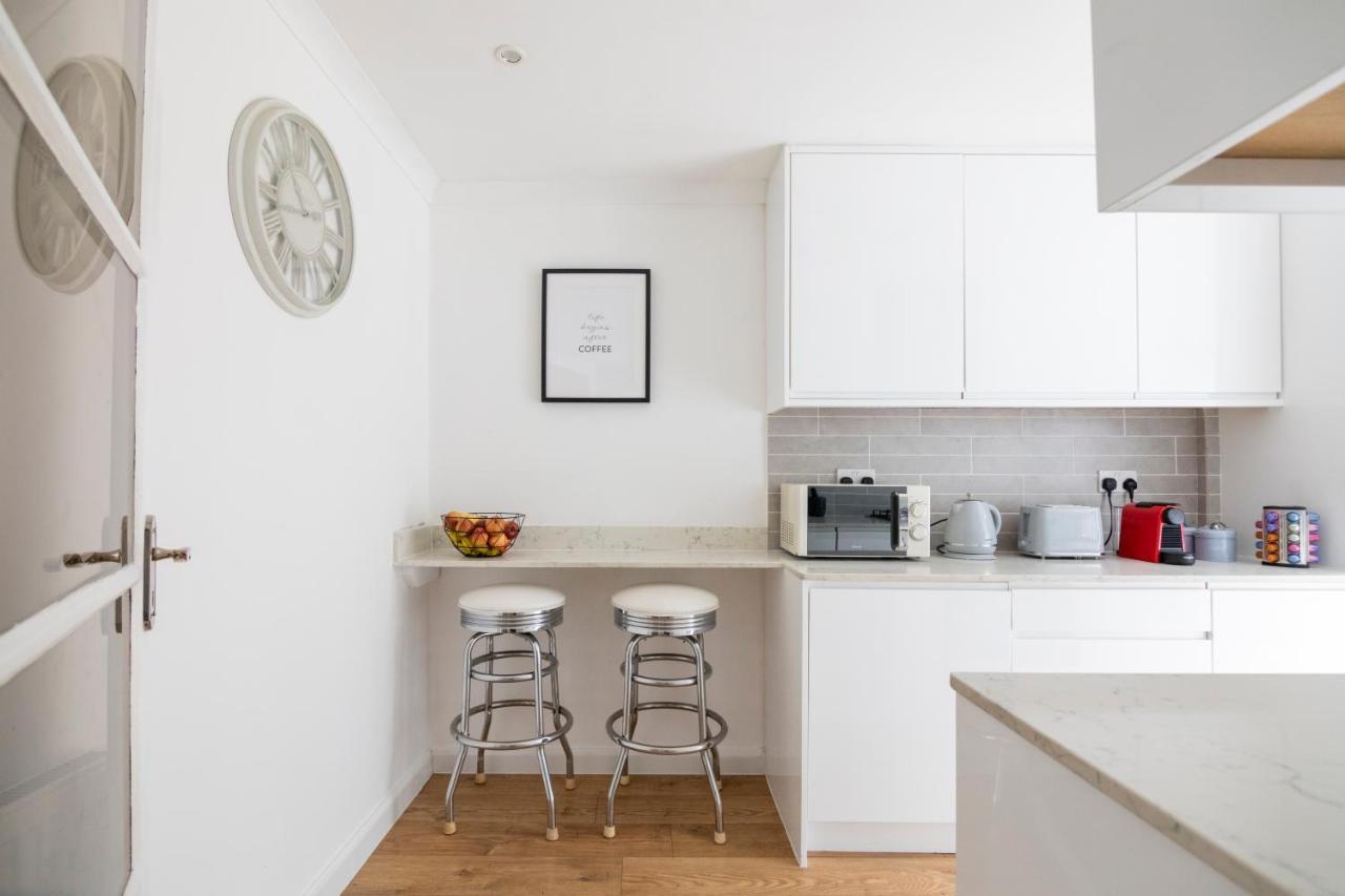 Gorgeous Modern Apartment Near Redhill Station Inc Private Garden & Parking Exterior photo