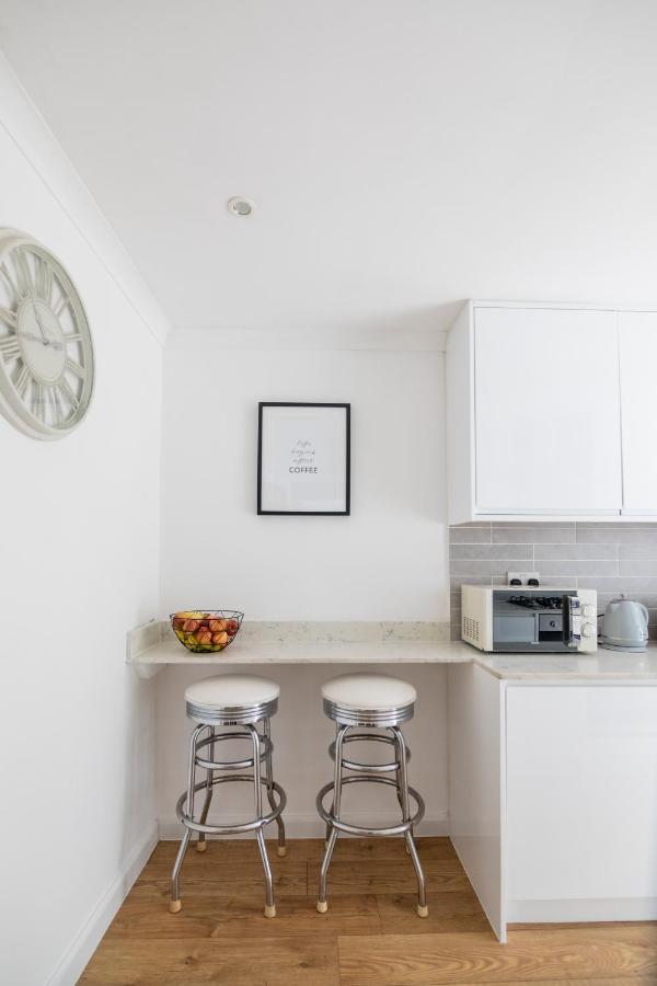 Gorgeous Modern Apartment Near Redhill Station Inc Private Garden & Parking Exterior photo