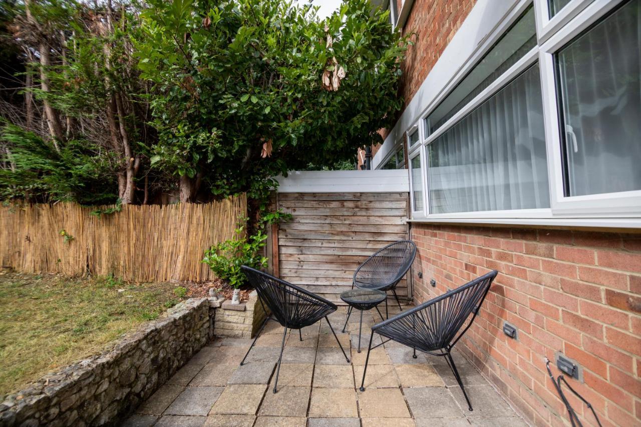 Gorgeous Modern Apartment Near Redhill Station Inc Private Garden & Parking Exterior photo